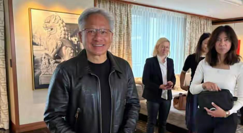 黄仁勋面对记者提问表态，英伟达可能要离开中国市场，从此中国的巨大芯片市场由我们自