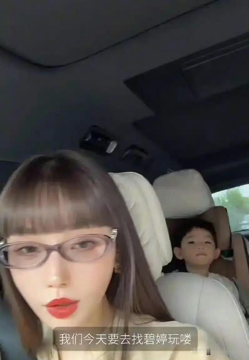 郭碧婷一家北京游玩！女儿全程挂爸爸身上不撒手，向佐笑眼盈盈太宠了​​​！