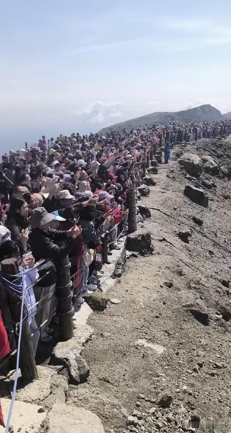 长白山天池人山人海太壮观了，山口最佳观景处已经挤满拿手机拍照的人。要知道这可是