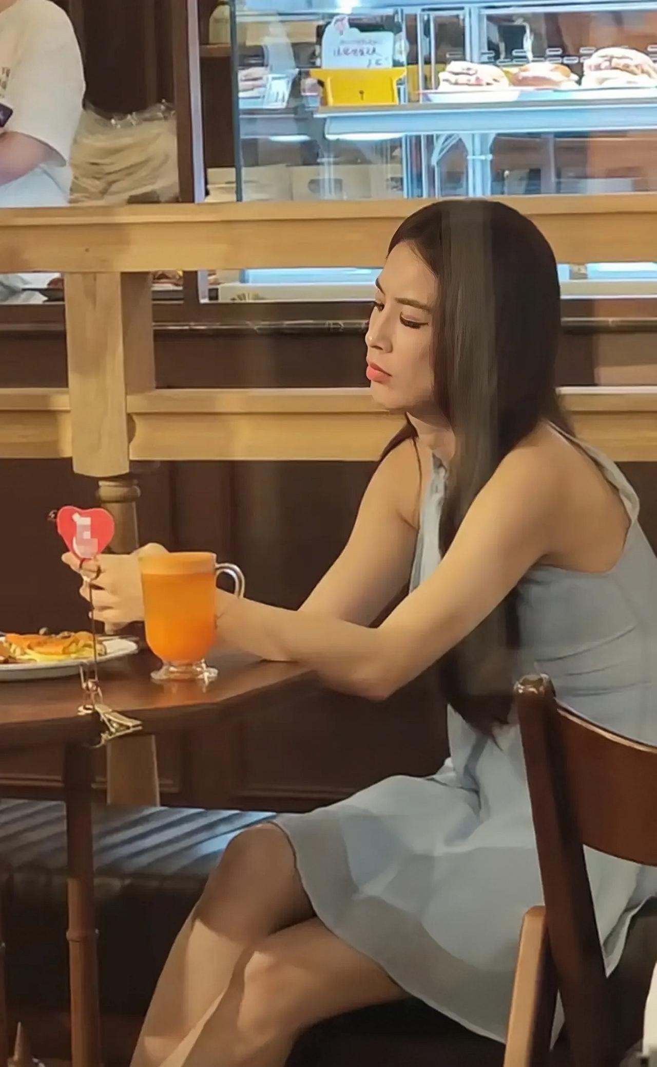 近日，有位网友在上海偶遇黄圣依，她在一家甜品店吃美食的画面。黄圣依这半年以来