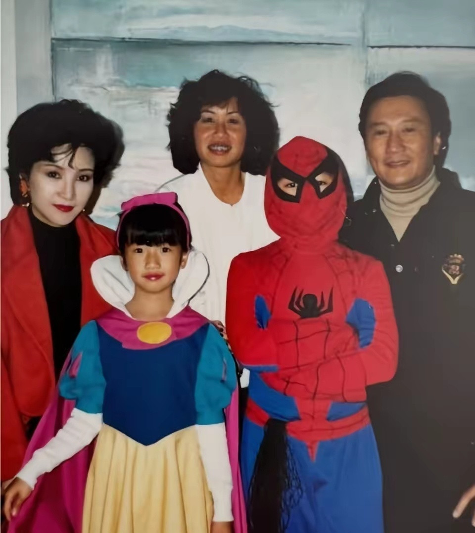 谢婷婷晒出老照片，为妈妈庆祝母亲节！她扮演白雪公主，哥哥谢霆锋扮演蜘蛛侠，那时候
