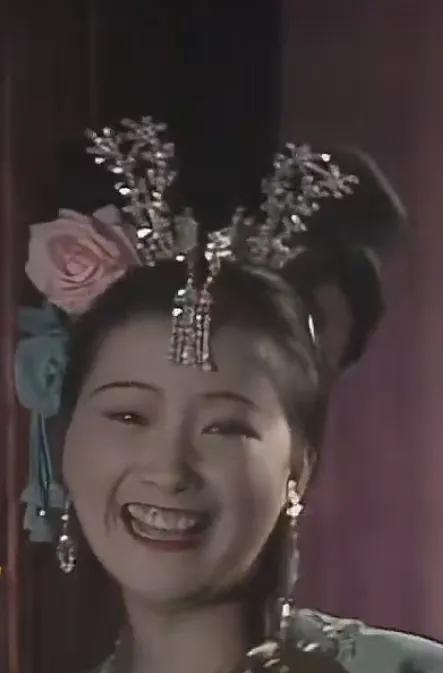 实话实说被吹捧上天的第一美女，实在欣赏不来她的美！这位曾经演遍四大名著的演员何
