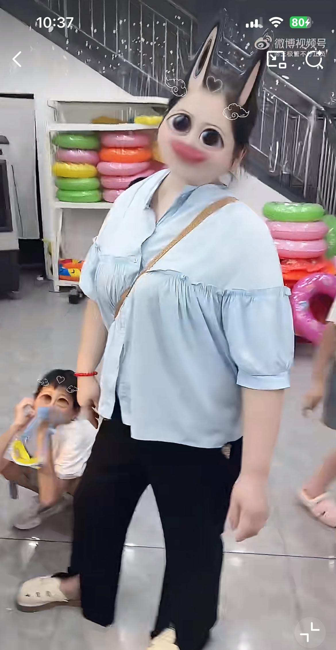 图中的女子好精明，退三个游泳圈的押金，还想退租金，当即和工作人员爆发争吵。在江苏