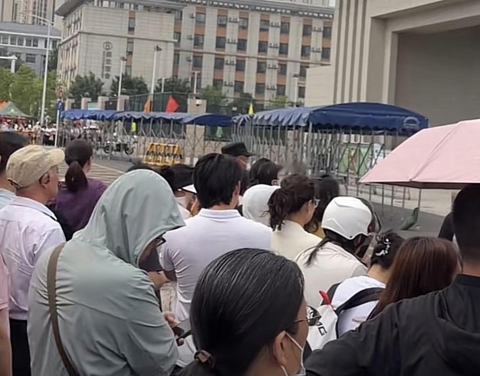 河南高考成绩已经出来了，背后隐藏2个关键信息！根据官方统计的数据，600分及以