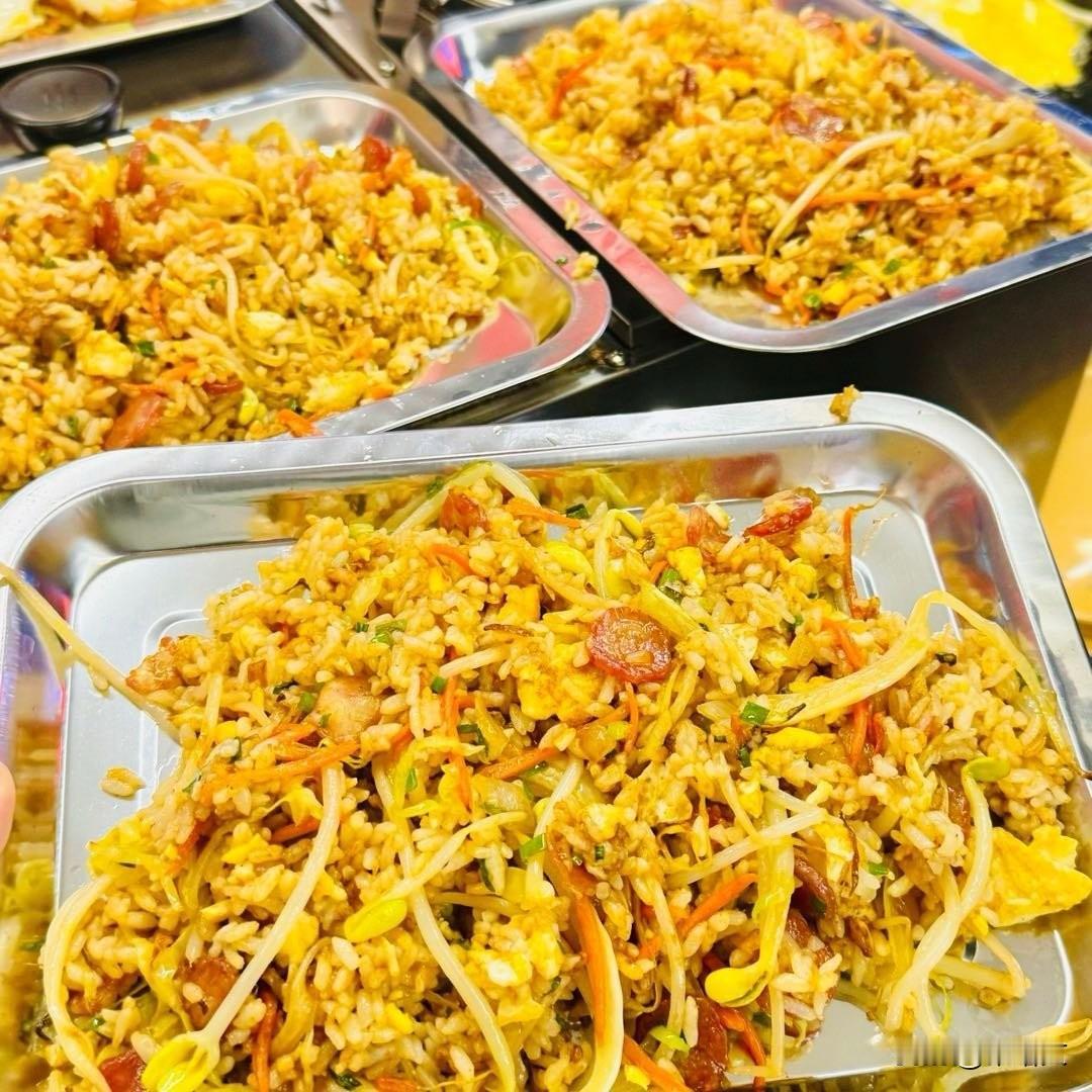 东北这碗“父爱炒饭”火了！女儿一句想家，爸爸跨省摆摊，从7份卖到排队到腿软