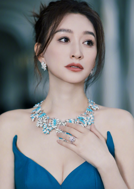 李小冉的身材太好了！身高1.68米，体重48公斤，身材凹凸有致。据说她保持好