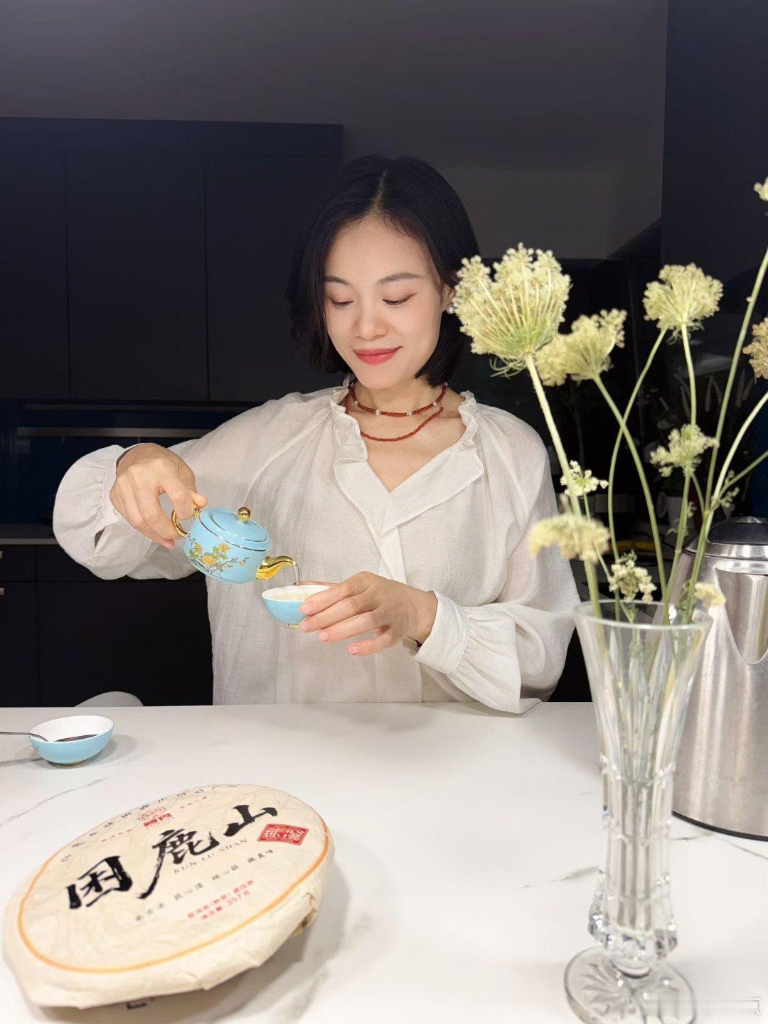 人到中年，真的会爱上那些以前你无所谓的事儿，比如说喝茶。我前几年对茶真的是不感冒