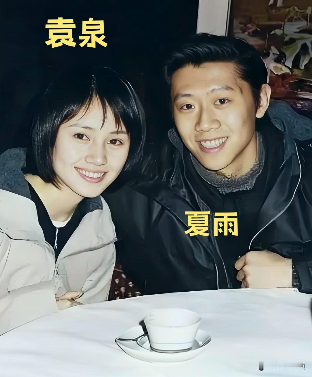 当年轻时的袁泉遇上夏雨，永远是气质与灵动的双重享受！旧照里咖啡馆的抓拍满是青春气