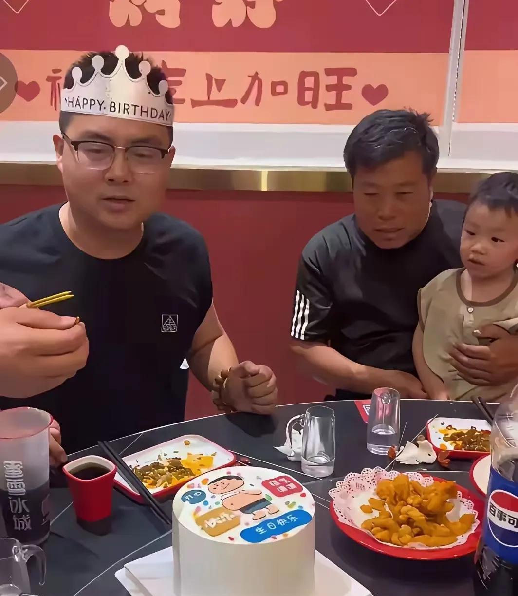 多么孤单的生日！郭威怎么能把养他28年的爸妈忘了呢？许敏希望儿子永远离开养父母一