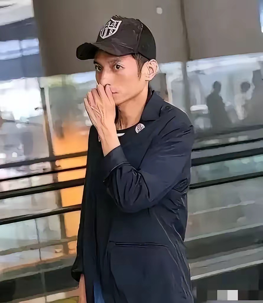 维嘉变的好瘦啊，显得脸部五官很突出，大大的眼睛凸起的鹰钩鼻，法令纹也很明显，看起