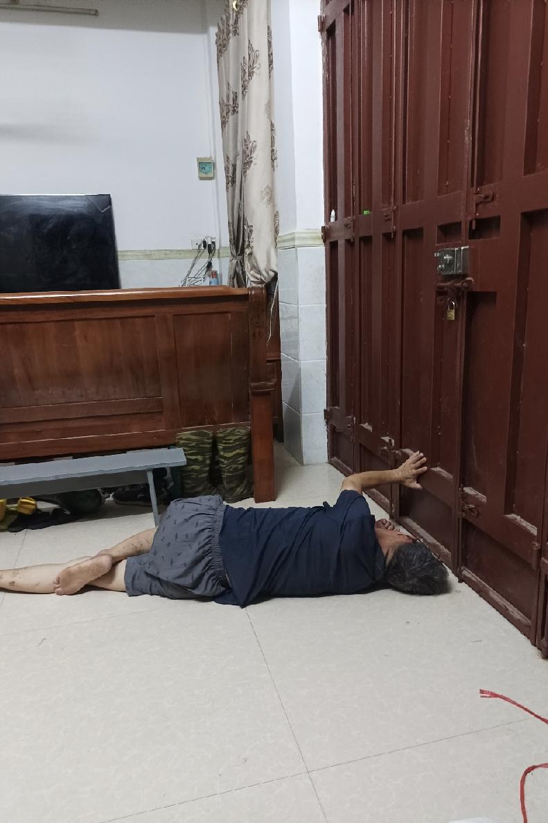 我们村里人都在传说邻居张哥为了伺候脑梗的继父把公务员的工作辞了，甚至还有人亲眼看