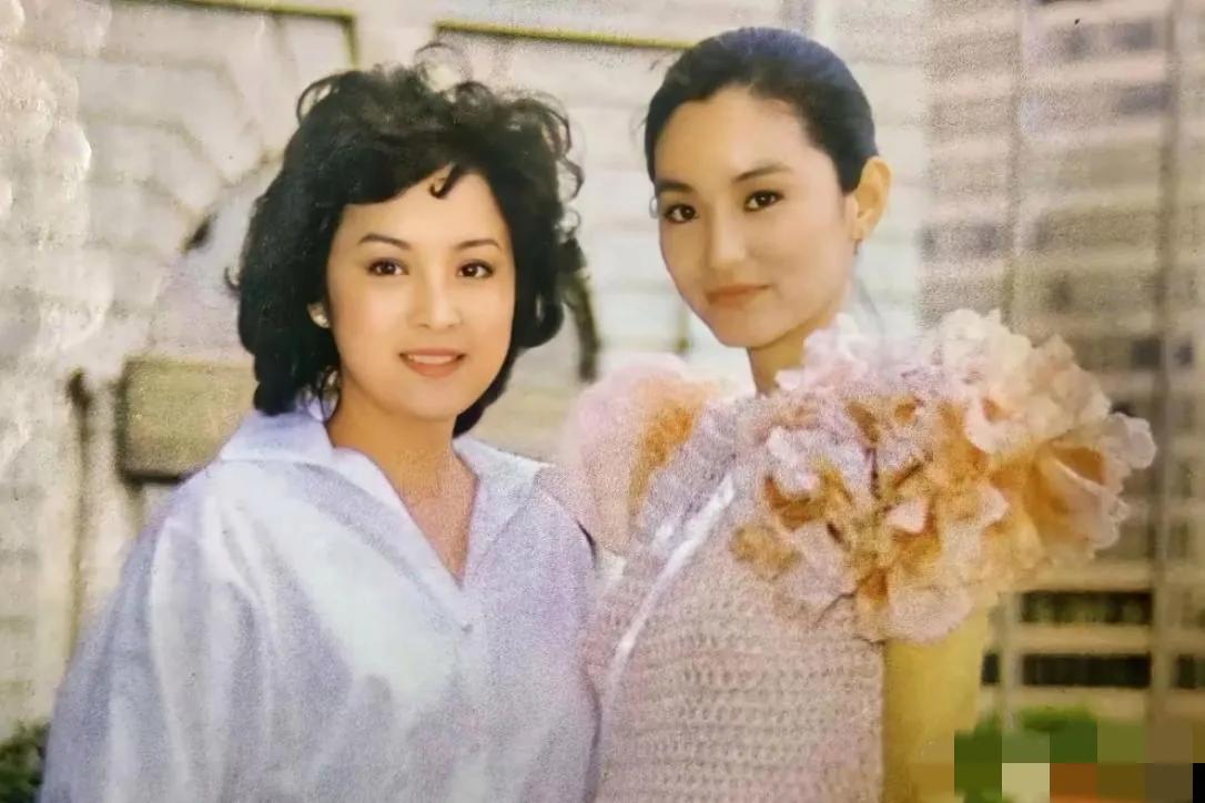 两大美女同框：画面中的甄珍发型洋气，面额饱满，清眸流盼，云鬓浸墨，樱唇榴齿，仙风