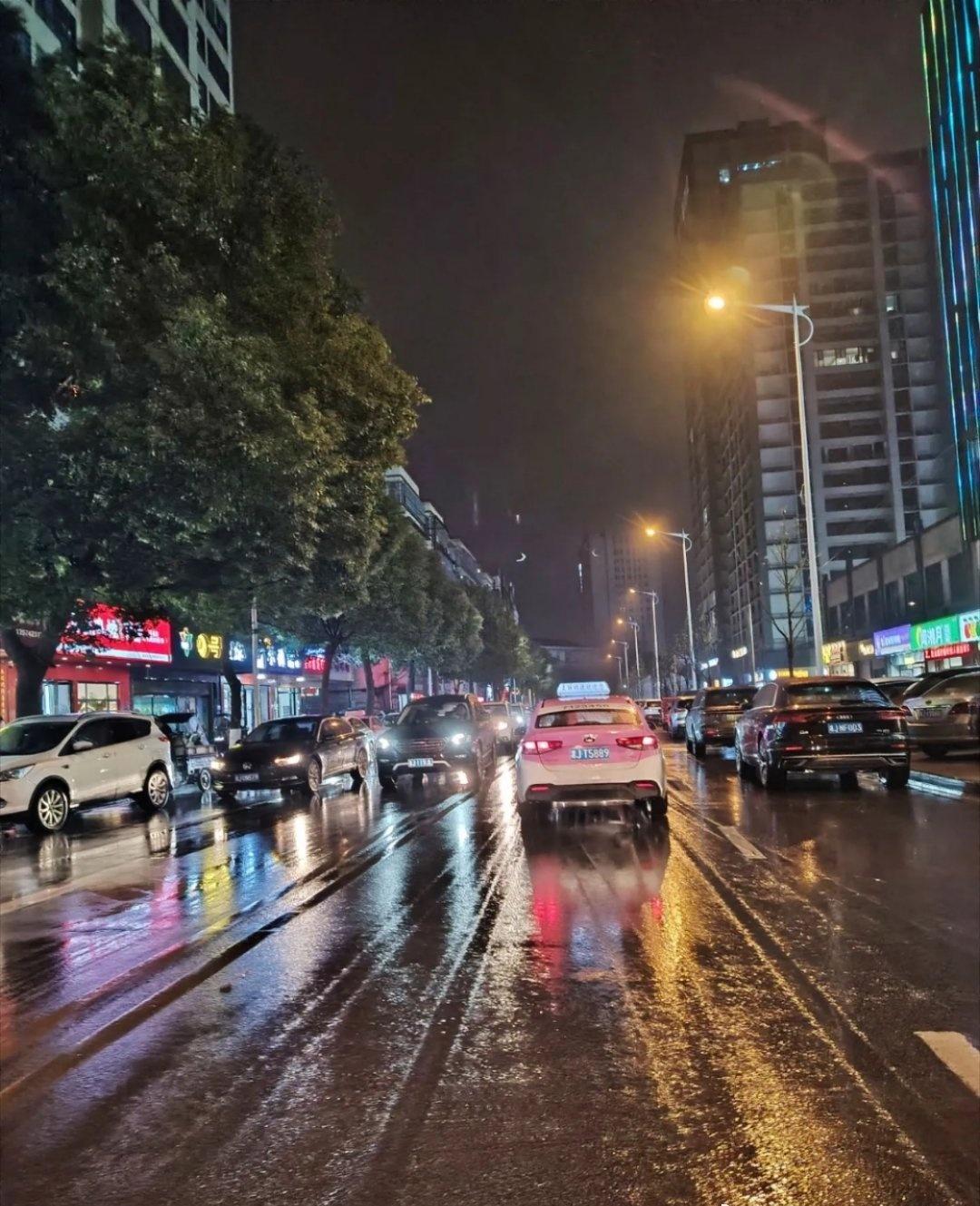 想起小时候有一年春节前央视新闻上说的一句话：世界上没有一个国家比中国人对“