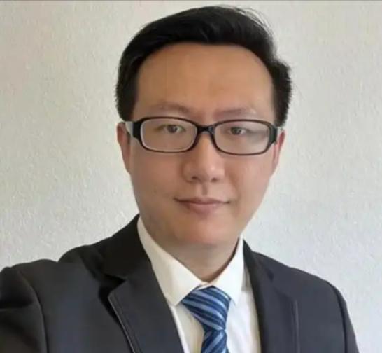 2022年，李旭明嫌楼上太吵，作为化学博士，他不动嘴，改拿针管，从门缝往阿卜杜拉