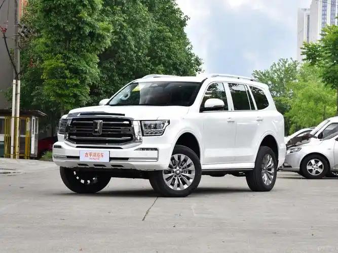 长城给坦克500塞了个新玩意儿，叫远红外夜视。它牛就牛在，根本不用车灯。伸手不见