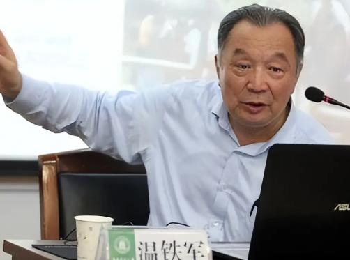 当年温铁军抛出“人民经济”，招来几位名家轮番炮轰，帽子满天飞。几年过去，那些拿高