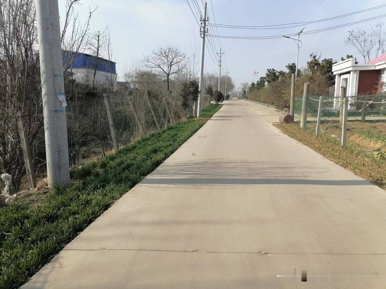 我娘家的邻居家，亲家母和她女儿正在二楼，商量着怎样布置新房，楼下传来邻居侄儿骂骂