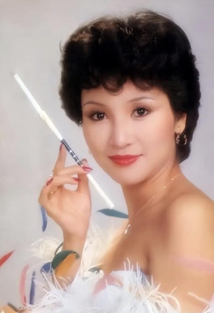谢贤以风流倜傥而出名，但他和狄波拉离婚，不是因他的花心多情，而是源于狄波拉太爱他
