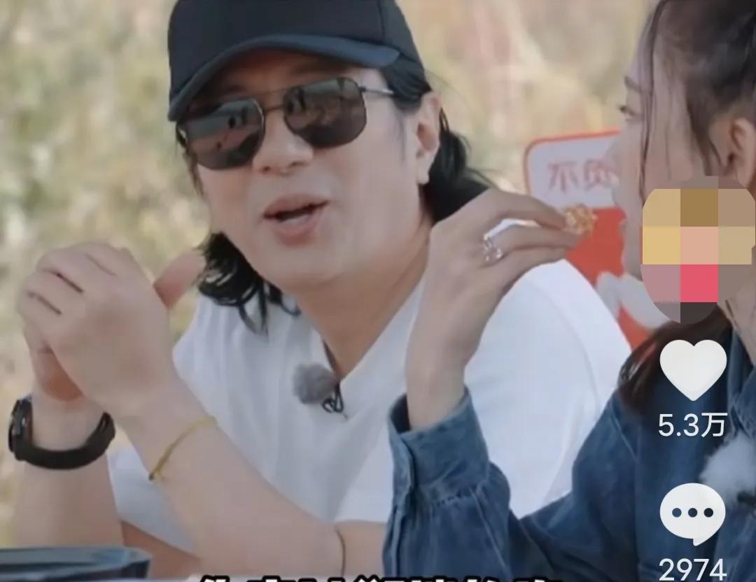 郑钧曾问苗苗：“你查过郑凯的手机没？”苗苗说：“我问过他这个问题，他反问我，我看