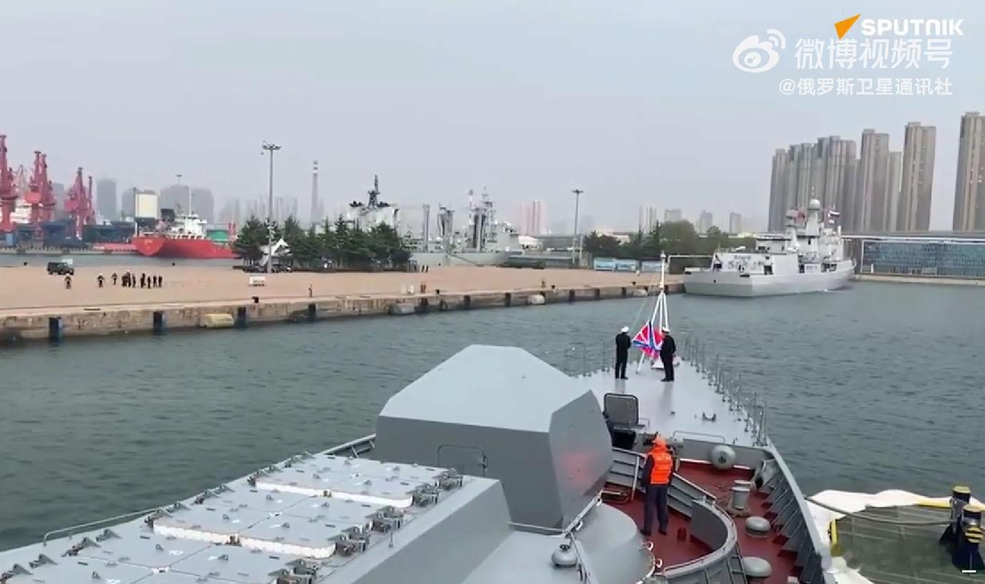 俄舰艇编队昨天在青岛靠码头时，中方的116石家庄舰停泊在旁边，像是陪访。由051