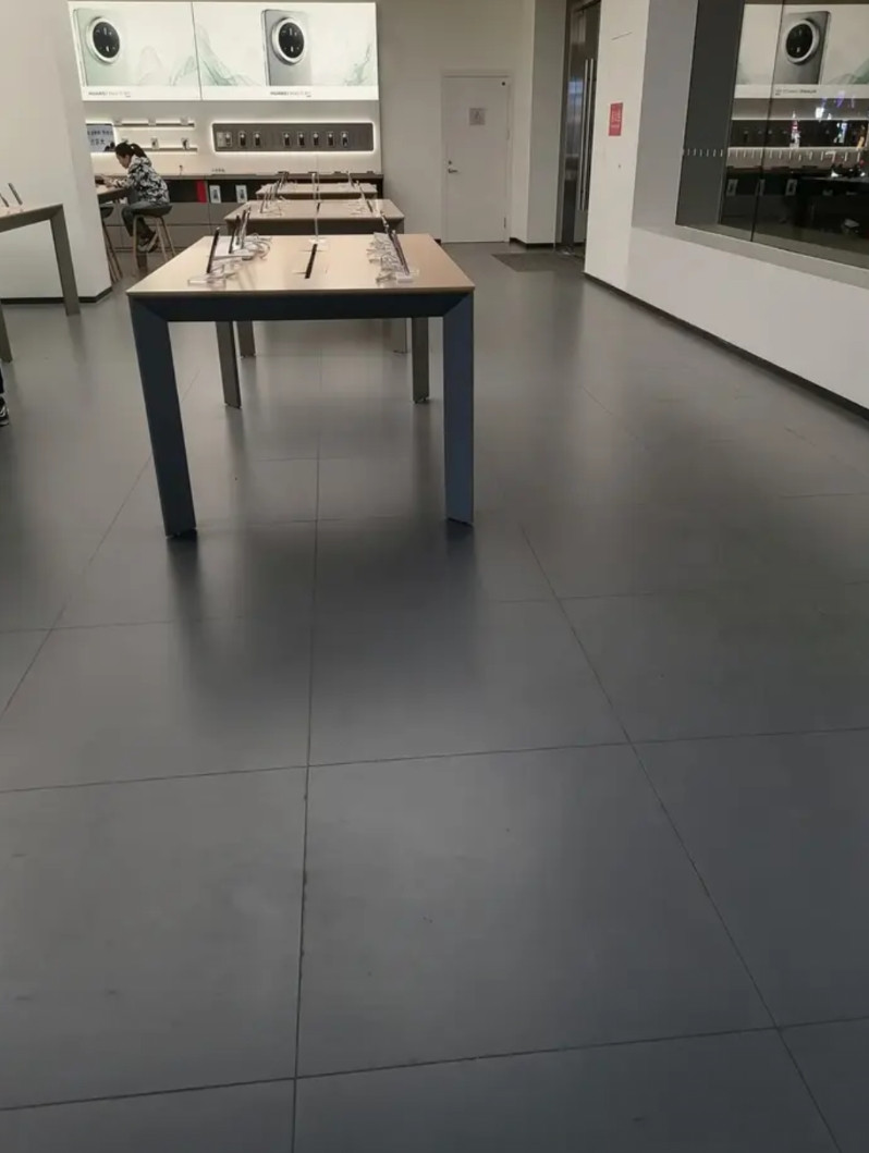 在买手机方面看你是不是有钱人？昨天去朋友的手机店里去玩，朋友交给了我一个顾客识