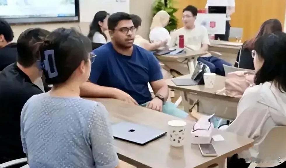复旦男生被印度留学生殴打，校方想息事宁人，印度人没事已回国。按理来说，一个外人