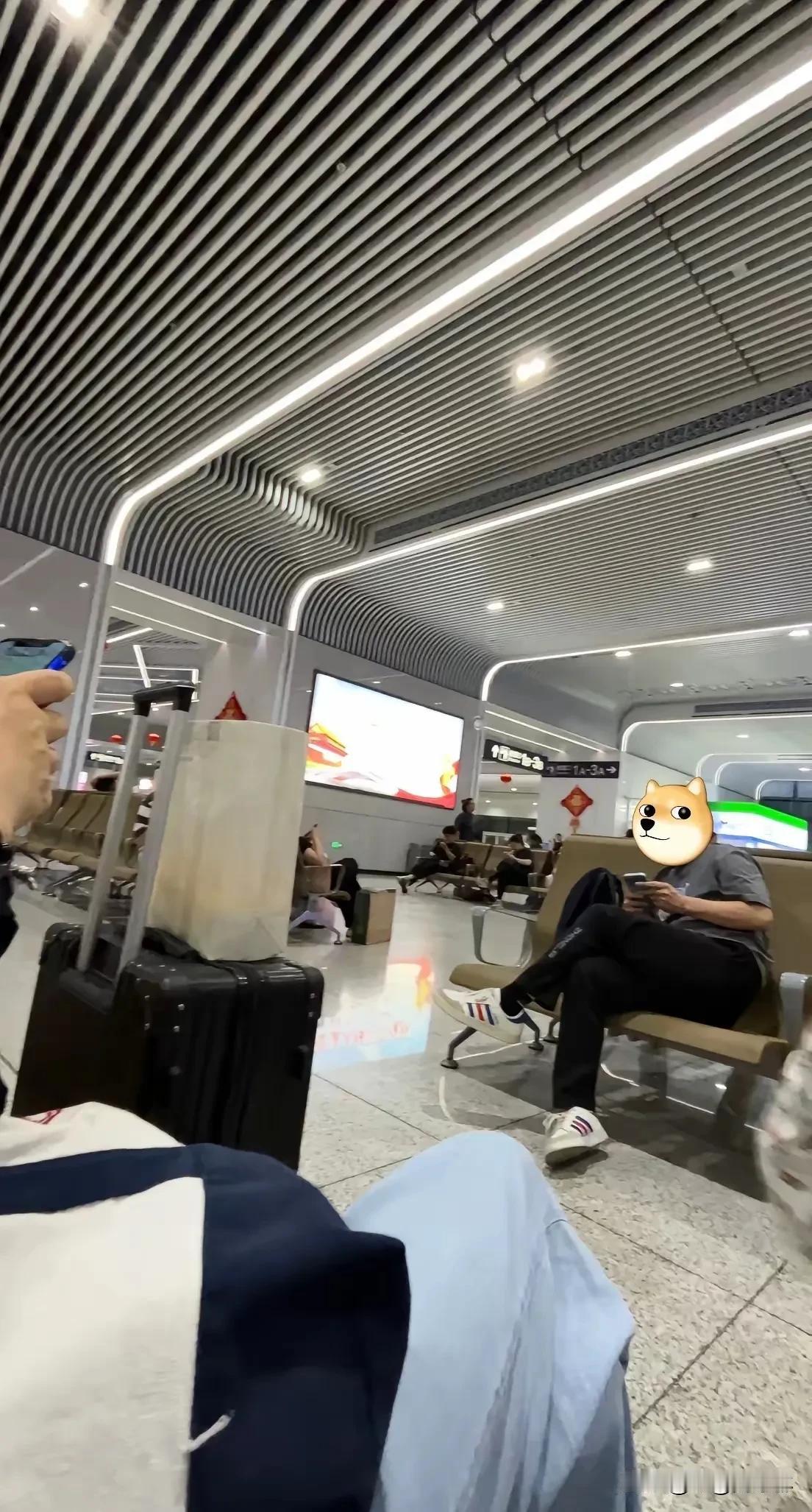南京80后夫妻高铁站候车，遇20岁女孩求助：帮忙照看行李去上厕所。这对夫妻犹豫了