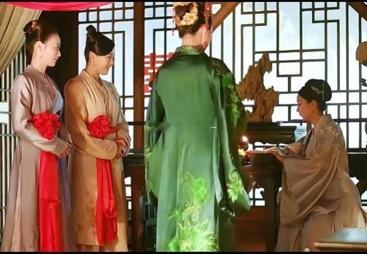 丹橘出嫁那天，明兰挺着大肚子给她梳头。这丫鬟突然攥住主子的手，指甲掐进肉里：“姑