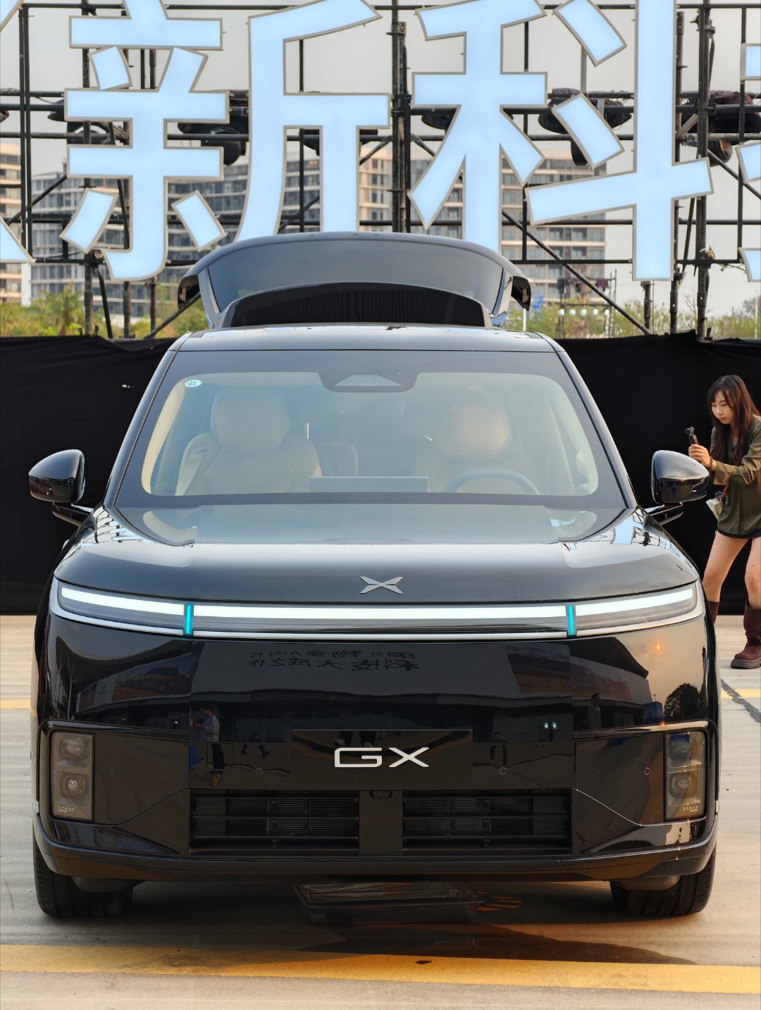 今天晚上，新科技旗舰小鹏GX今晚预售我现场看了一下，空间大，前面也很有气势，颜值