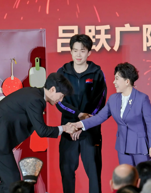 哈哈哈，这次用锅底打得混双换人了！居然是亚萍姐！王楚钦真牛！​