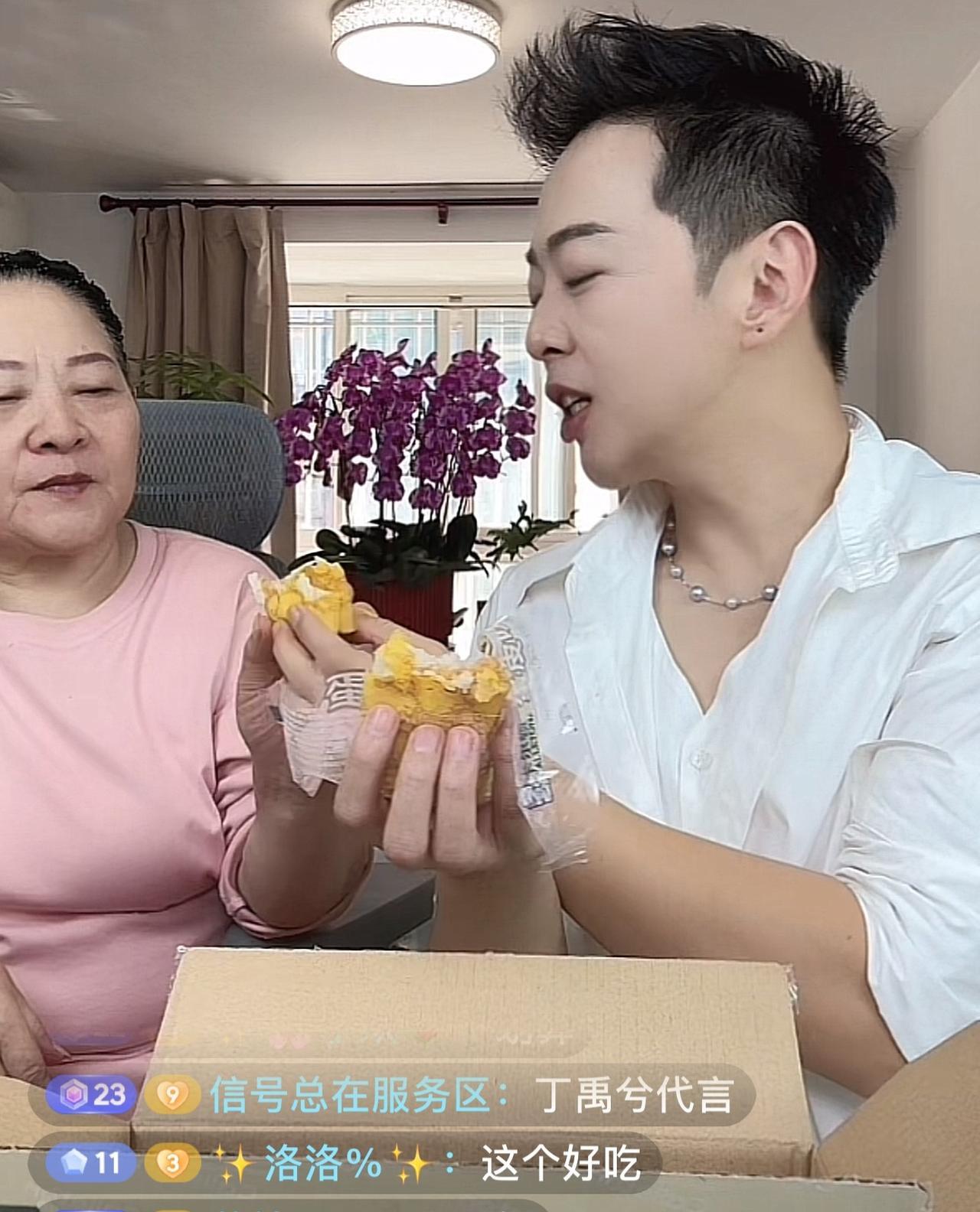 阳阳应该是张兰手下主播里最勤奋的了！一大早才八点，就带着妈妈开始直播了！阳阳妈