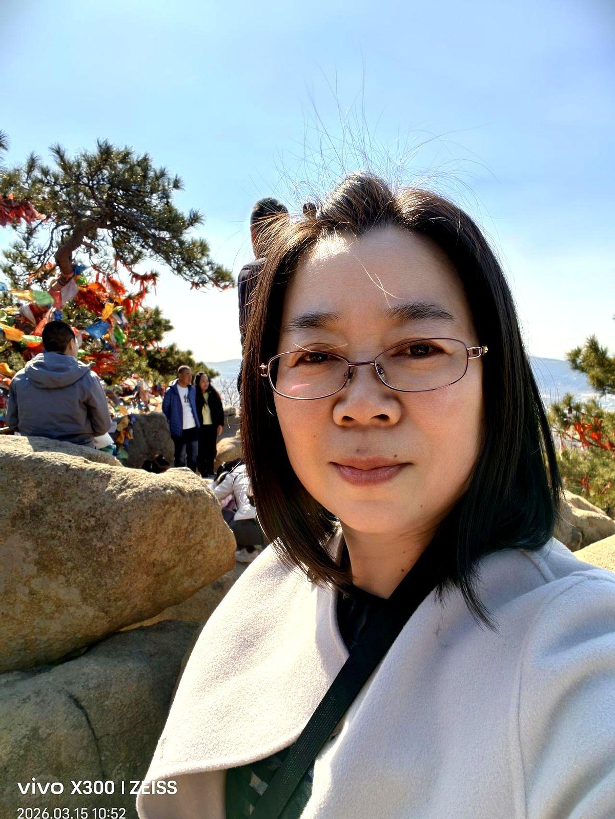 我56岁，属狗的。她把两千块退休金全留在自己手里，不给老公孩子花，随心所欲买榴