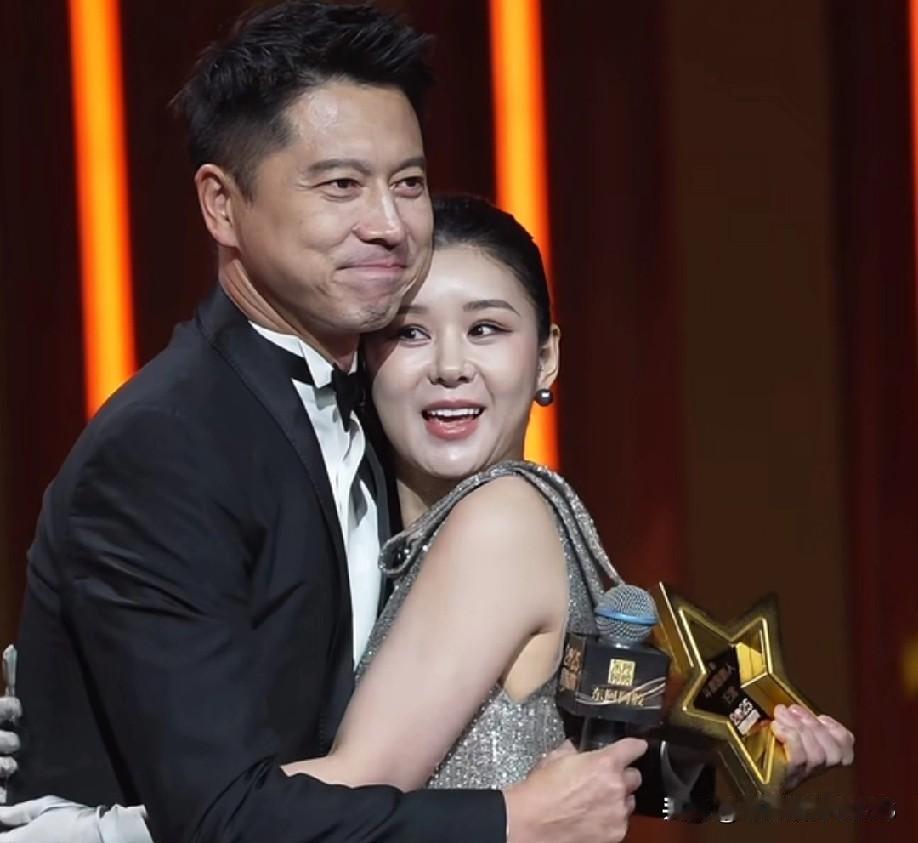 李小萌和王雷这对堪称娱乐圈的一股清流，从不刻意营销恩爱，却甜蜜得无比真实。当年