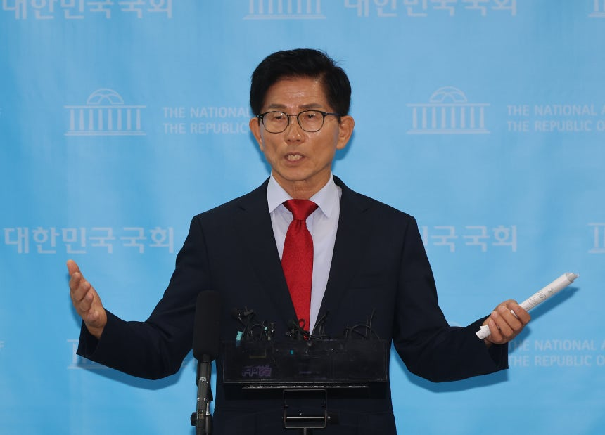 金文洙：“尹锡悦在看守所遭受严重人权侵害…只要入党，就能获得保护”8月7日，国