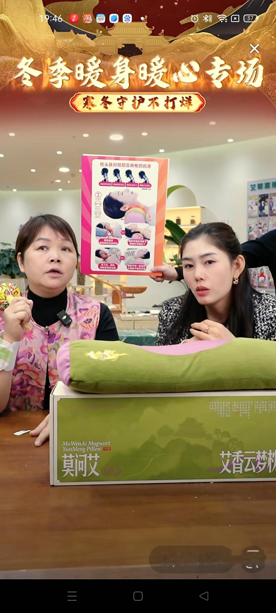 今天叶锐聪的妈妈留在浙江继续带货暖冬专场，而他的女儿已经飞回广东上班了，直播间里