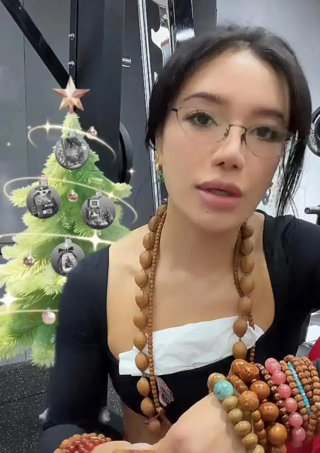 江映蓉昨晚直播撸铁撸到一半，突然掏出串檀木珠子盘得飞起，十万观众当场看懵。镜头