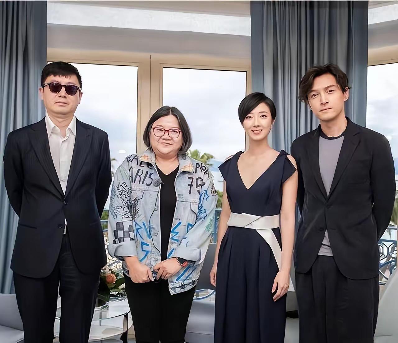 中间戴眼镜的女士是谁？据说是名门之后