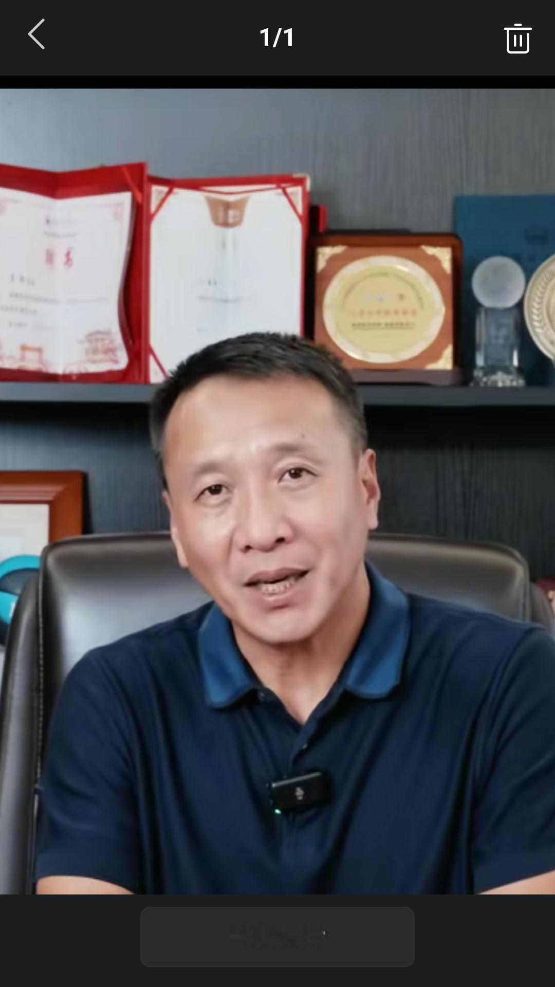 【前广东宏远男篮名将李群接受媒体采访，针对球迷要求篮协换帅呼声进行评论。】李群说