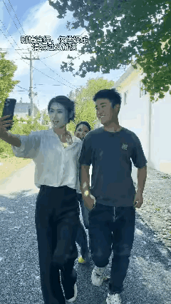 君子动口不动手闺蜜后面吻男友偷腥猫儿乱伸嘴打得谗猫屁尿流闺蜜伸手蒙眼眼