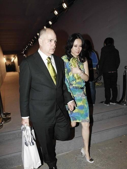 一次，邬君梅给江珊和马伊琍打电话：“姐妹们，速速出来一聚。”二人挂断电话，立刻出
