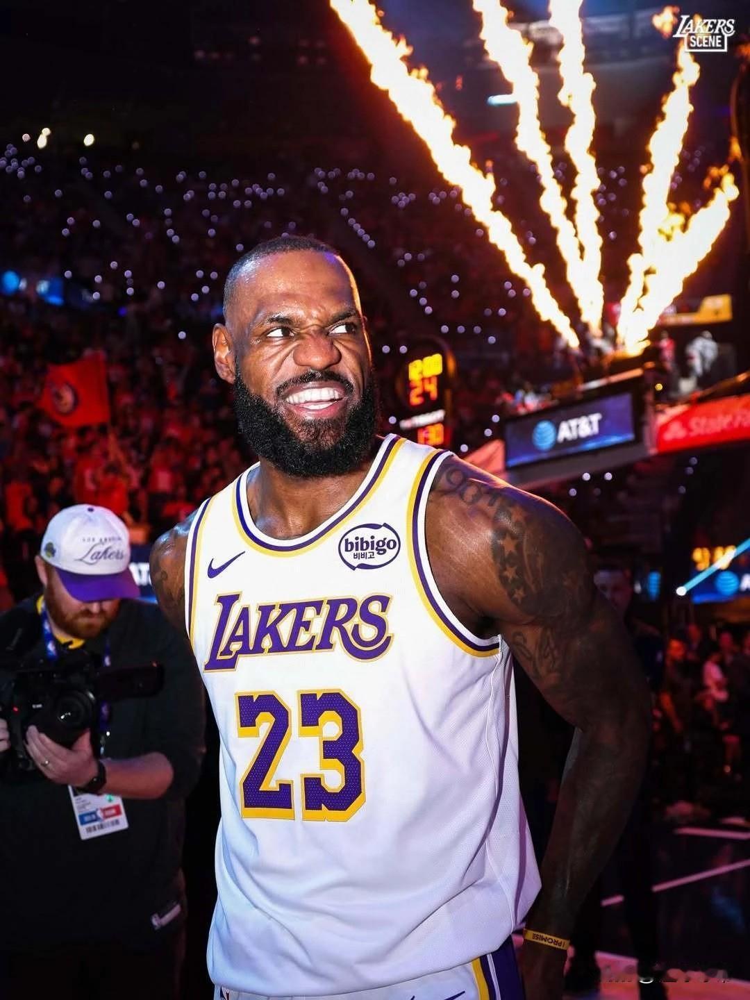 湖人输了詹姆斯没有输，40岁的詹姆斯燃尽了自己爆砍36分!在今天湖人与快船的