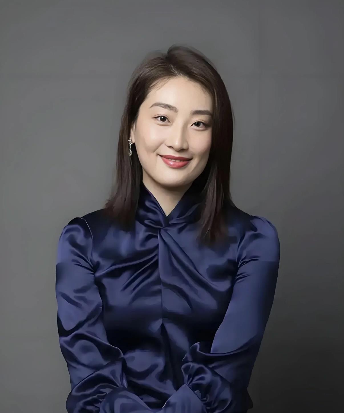 刚刚查了一下宗馥莉现状不查不知道，一查才明白！宗馥莉在20多岁的