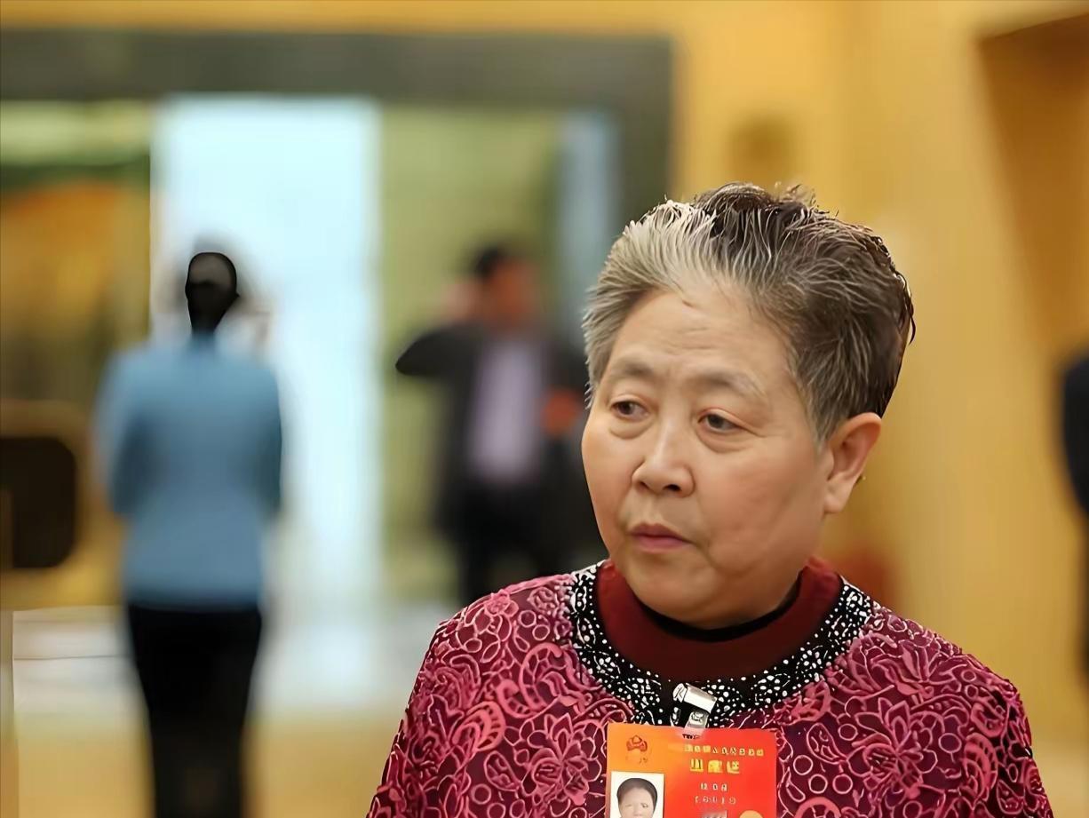 🌞2018年，记者问老干妈的创始人陶华碧:“老干妈为什么一直用这家玻璃厂的