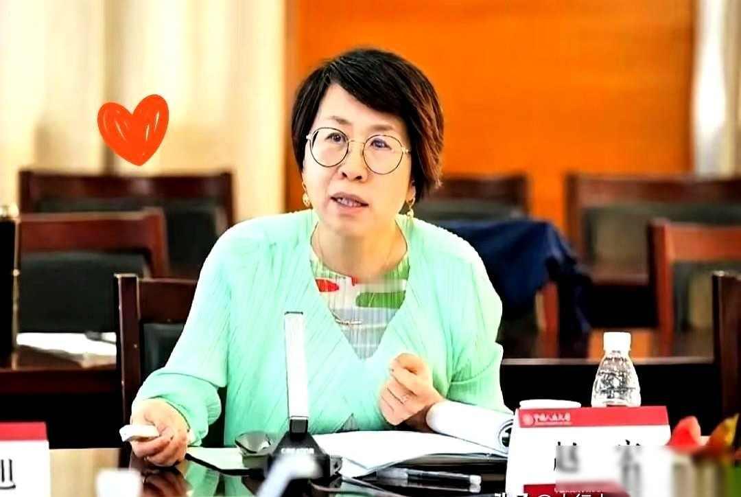 北大教授在台上讲“国际先进”，后排一个学生飘来一句：“您先搞懂国内家长几点接孩子