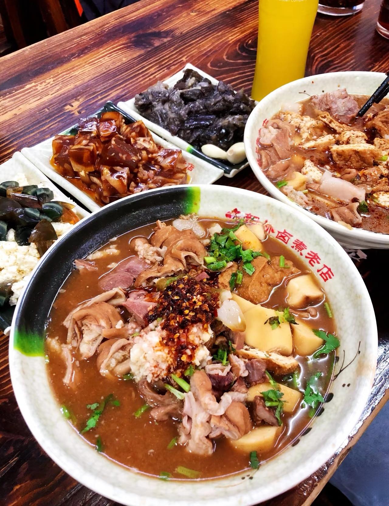 花500请俩客户吃饭，表弟挨了经理好一顿批。让他这个爱吃会吃的美食活地图，心里委