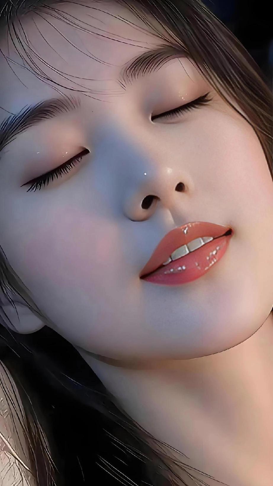 闭目含春，唇红似火。