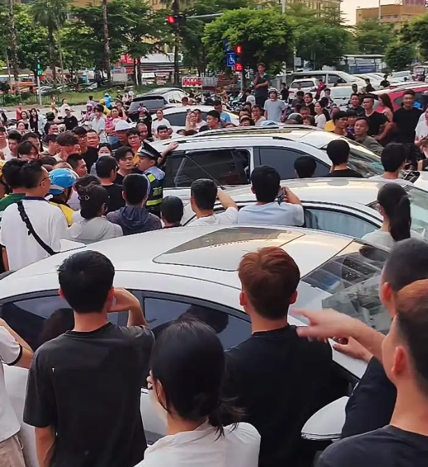 "我陪你吃苦创业，你却开SUV带别的女人潇洒！"南宁街头捉奸现场：原配骑电瓶车堵