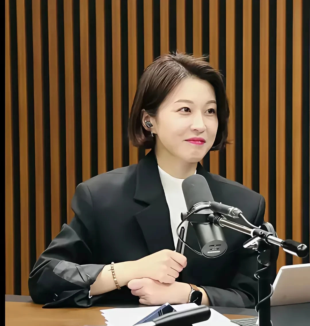 韩国美女副发言人安贵玲火了谁能想到，在韩国政治风云变幻的
