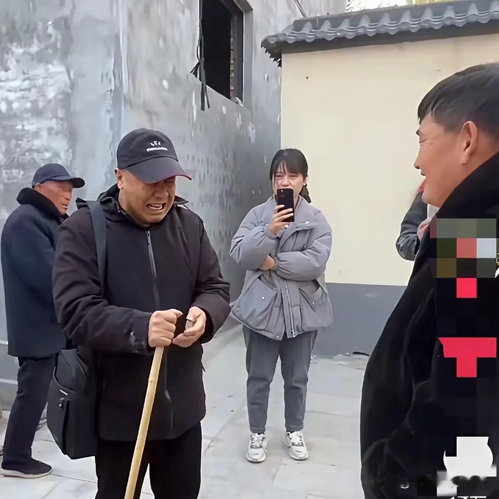 男子哭穷来到大衣哥门口借钱。一男子大概有50多岁，背个包，拄个棍儿，来到大衣哥家