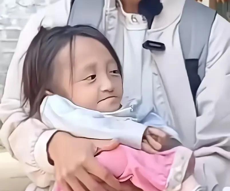 远看以为是个小宝宝，近看听解说才知道是个袖珍人，并且还已婚生！起猛了！还要回去